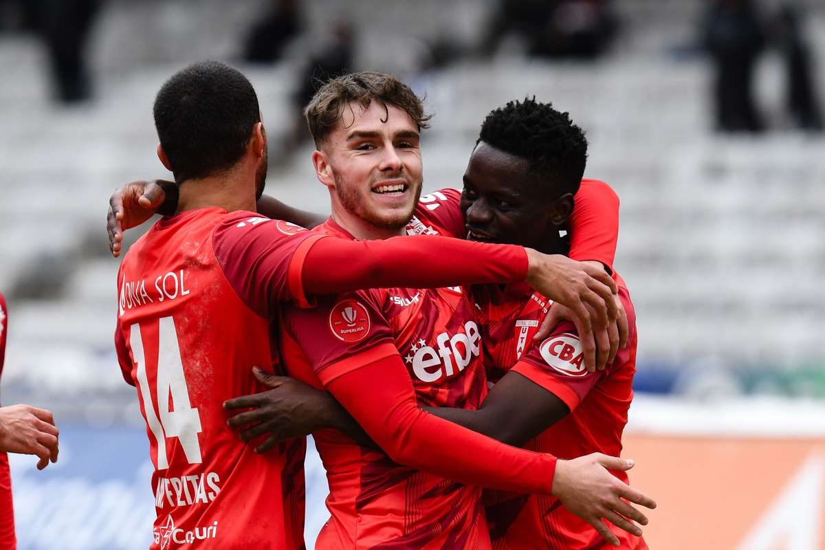 Oficial Liderul U Cluj semneaza cu un jucator valoros din Superliga