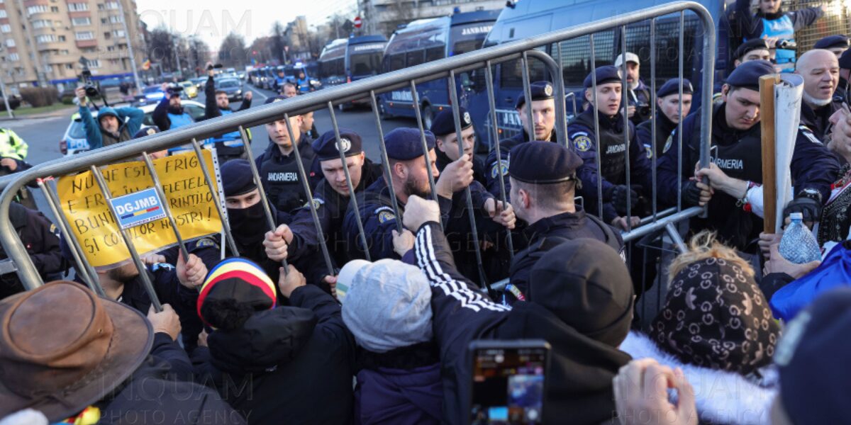 Tensiuni in Piata Victoriei metal si petarda aruncate in jandarmi Protestul sindicalistilor s a incheiat dupa venirea sustinatorilor lui Georgescu