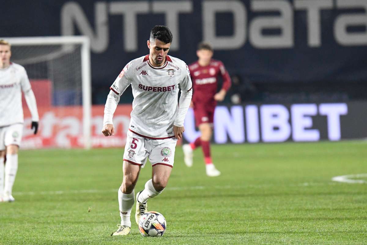 Un titular al Rapidului a ramas in Dubai Motivul pentru care a fost lasat la aeroport