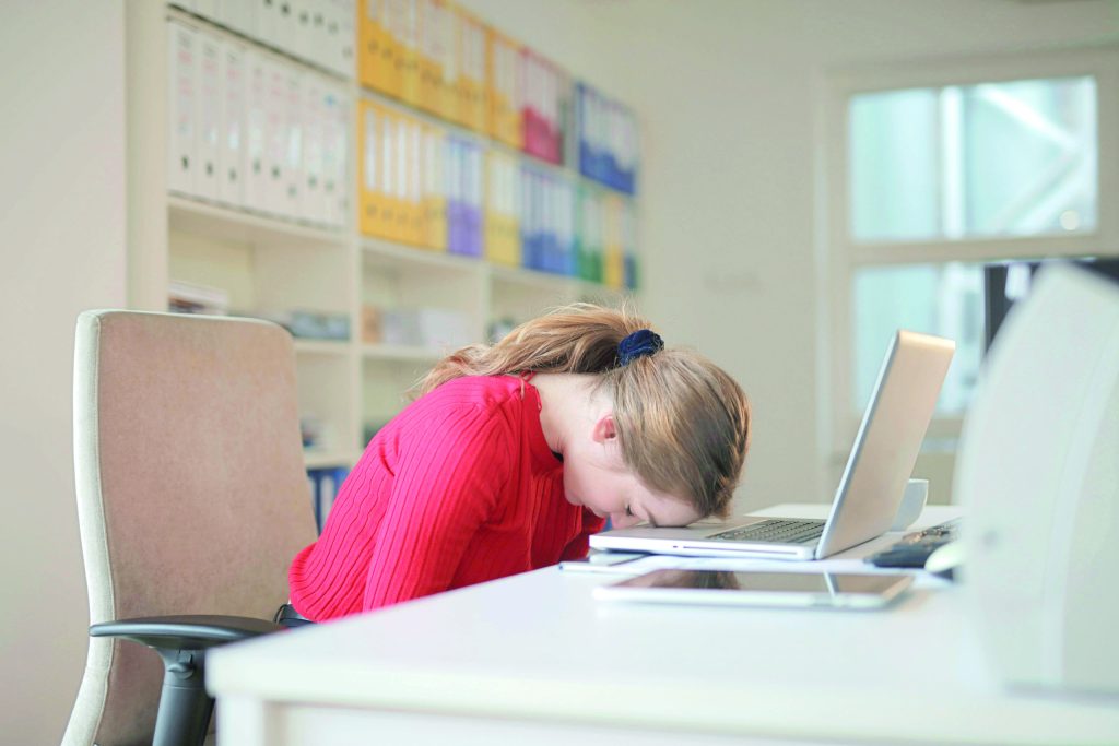 Criza fericirii Doi din trei romani nefericiti la munca