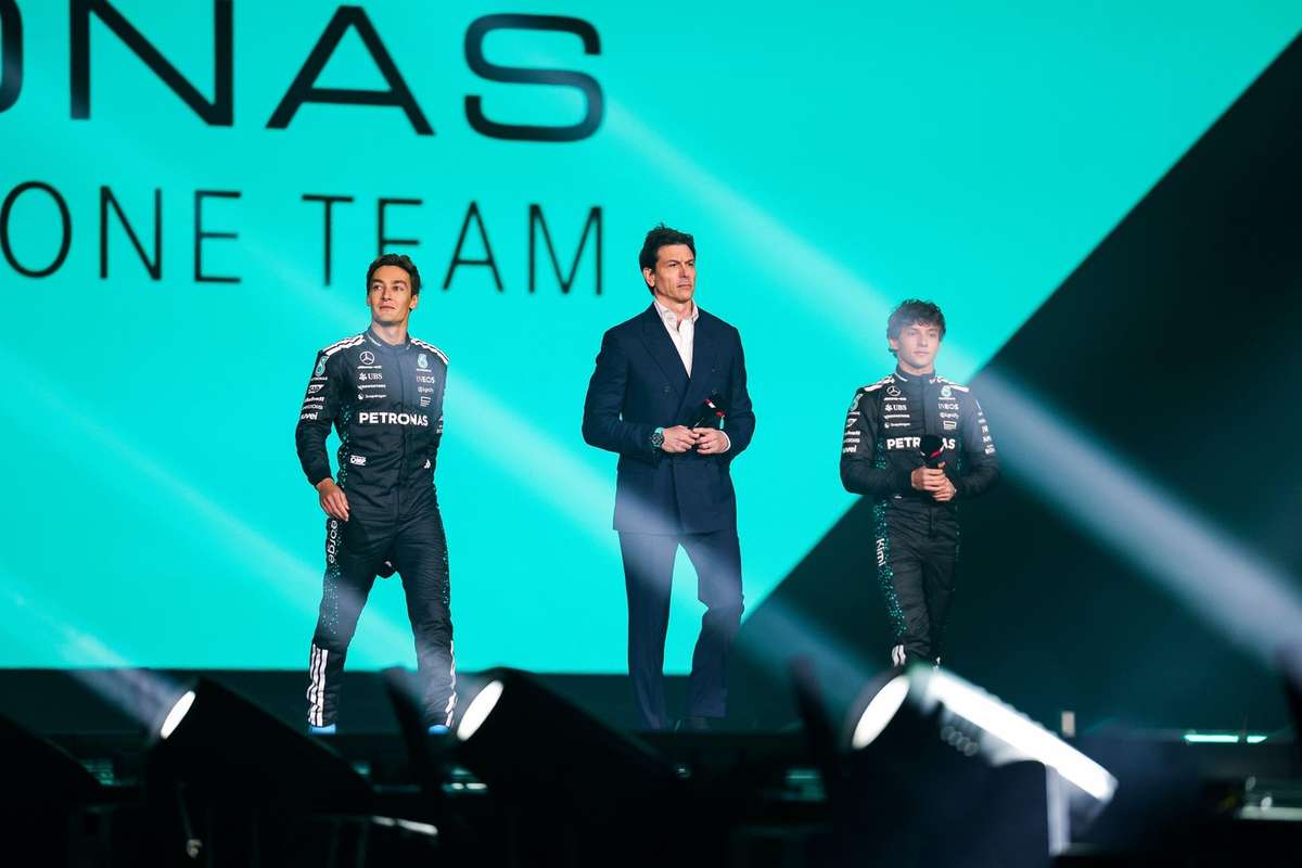 George Russell sustine ca nu are probleme cu Verstappen