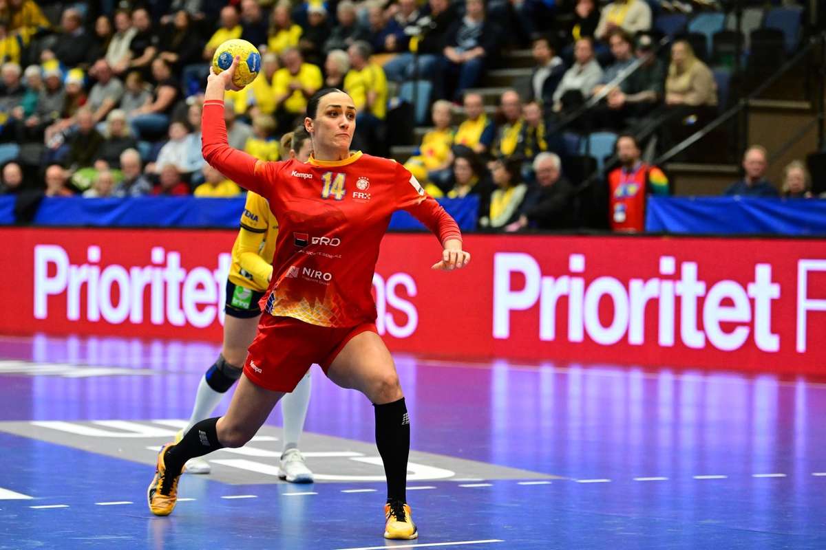 Bianca Bazaliu Nationala de handbal feminin e frumoasa energica si ca o familie