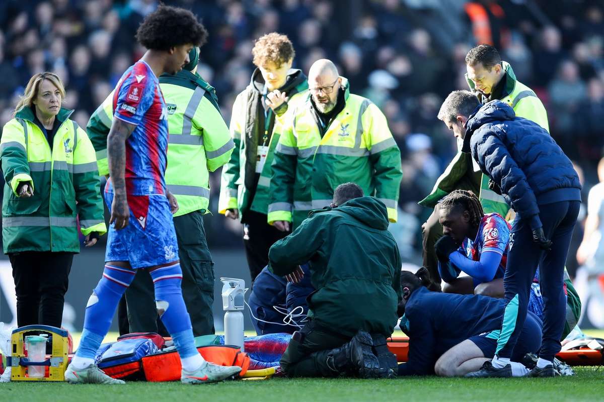 Facut KO Jucatorul Crystal Palace a parasit pe targa