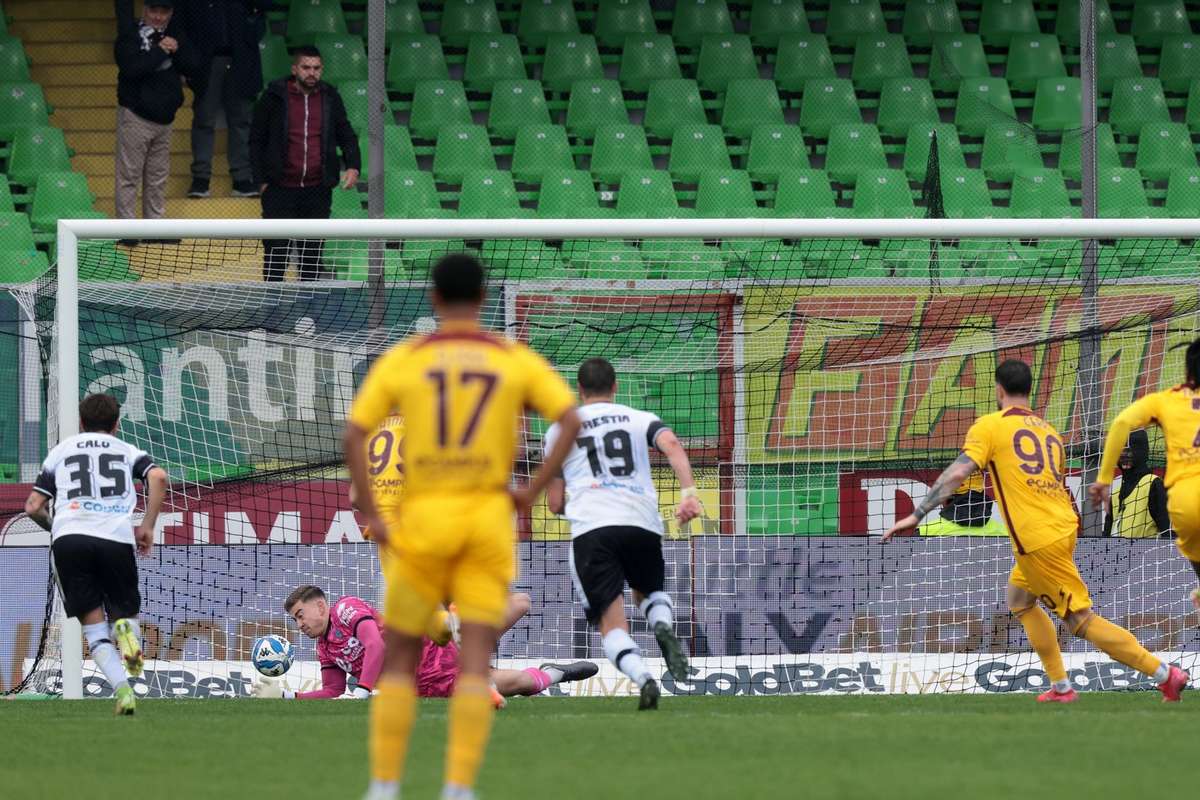 Jonathan Klinsmann apara un penalty cu ajutorul copilului de mingi In dreapta ta