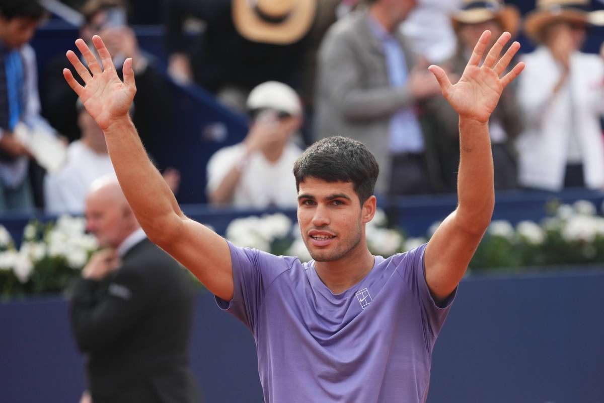 Carlos Alcaraz ajunge in optimi la Barcelona si vizeaza un record