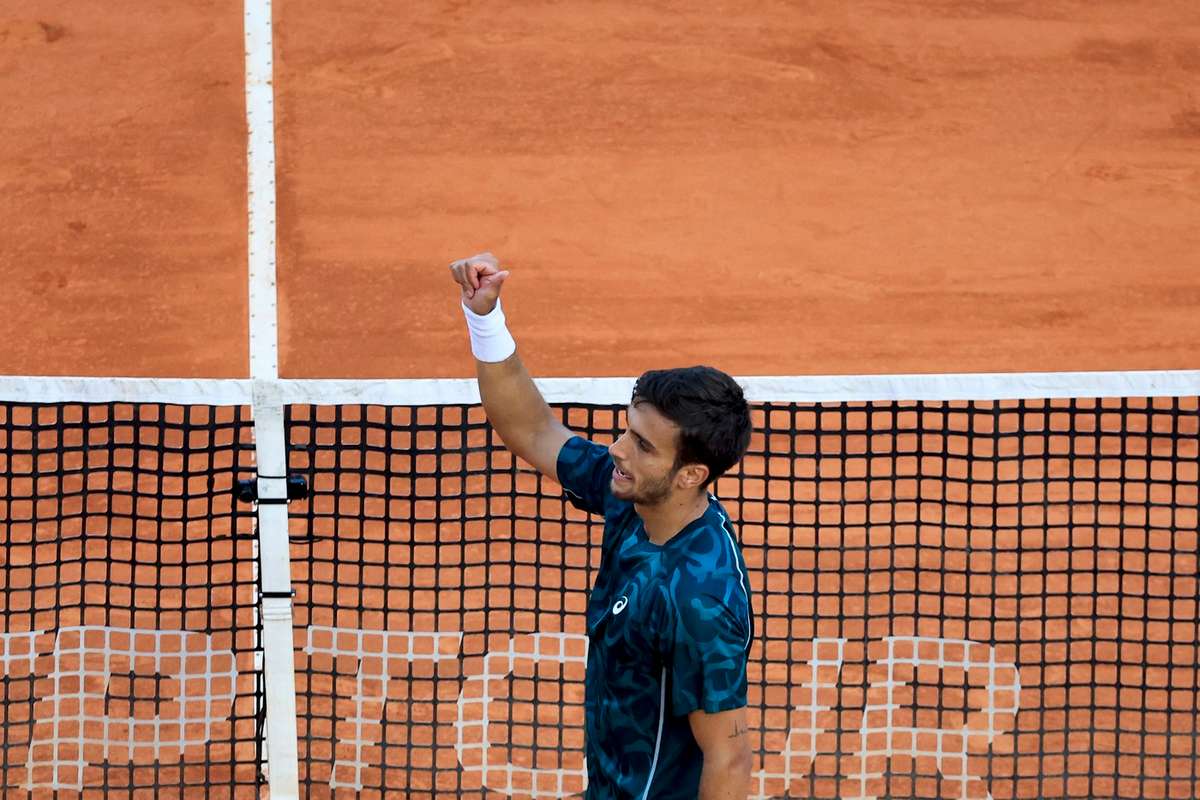 Lorenzo Musetti s a calificat in prima semifinala Masters invingandu l pe Tsitsipas campionul en titre