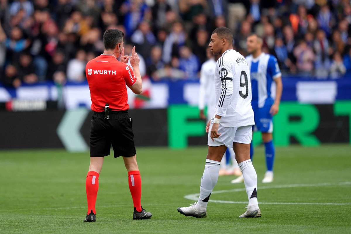 Mbappe eliminat pentru fault violent cu Alaves