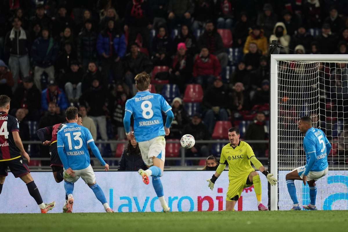 Napoli se incurca la Bologna Fostul portar CFR Cluj primeste golul anului