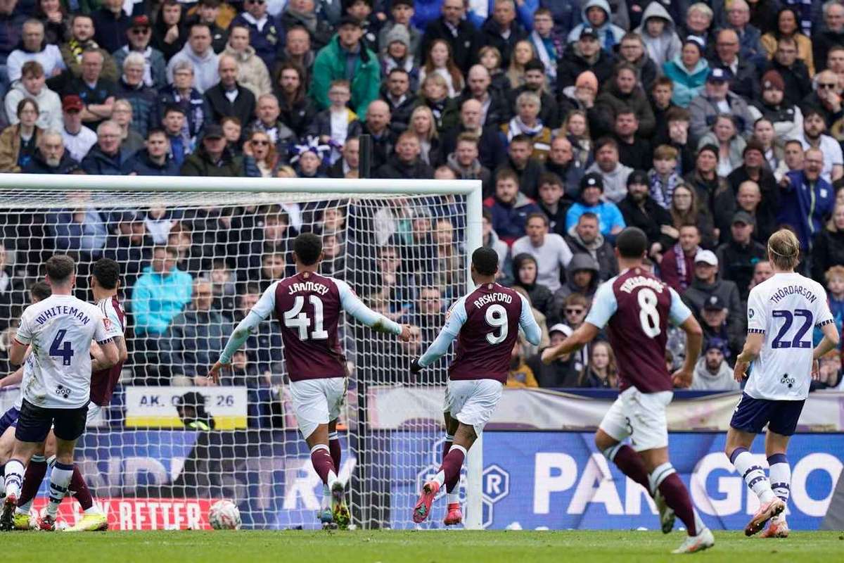 Rashford inscrie de doua ori Aston Villa in semifinala