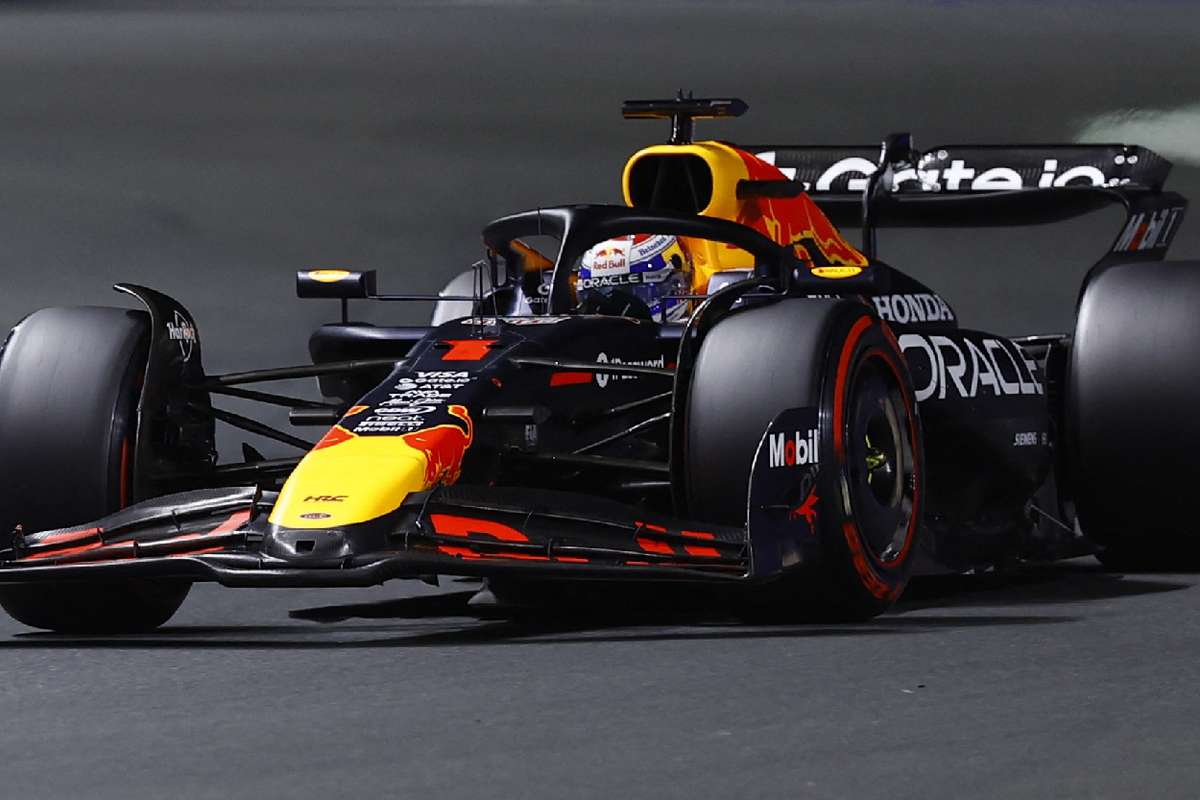 Un Verstappen imperial il invinge pe Piastri in calificarile din Jeddah Norris loveste zidul