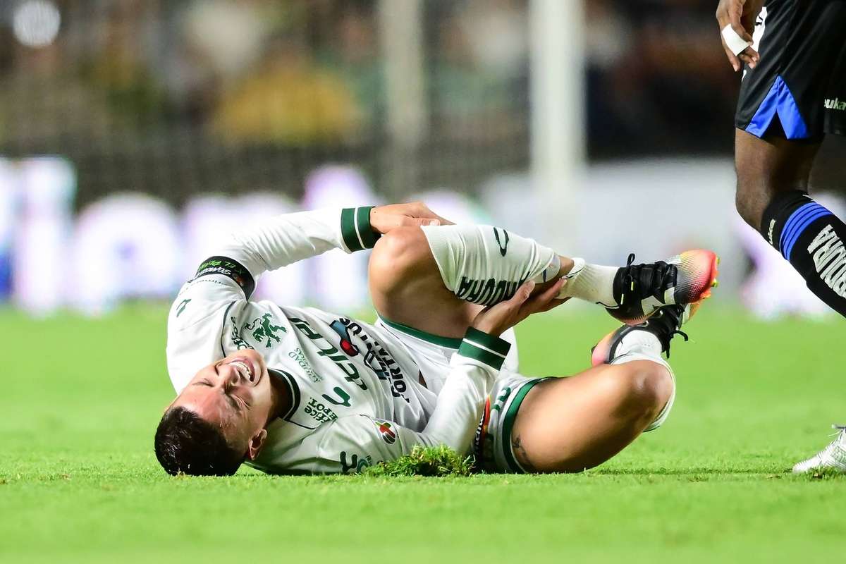 VIDEO James Rodriguez aproape eliminat pentru ca a aruncat gheata spre arbitru
