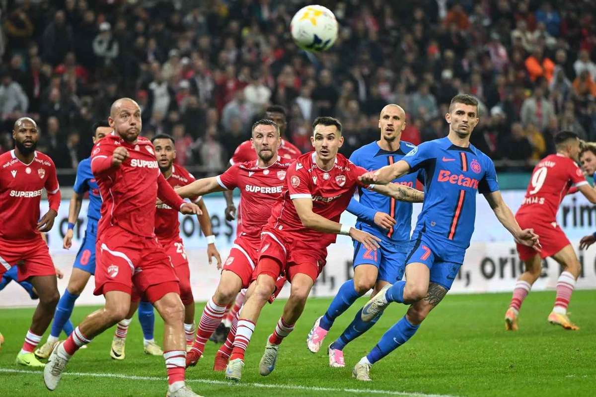 Fanii iau cu asalt casele de bilete