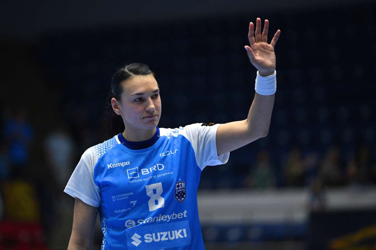 Handbalista Cristina Neagu premiata de Ilie Bolojan