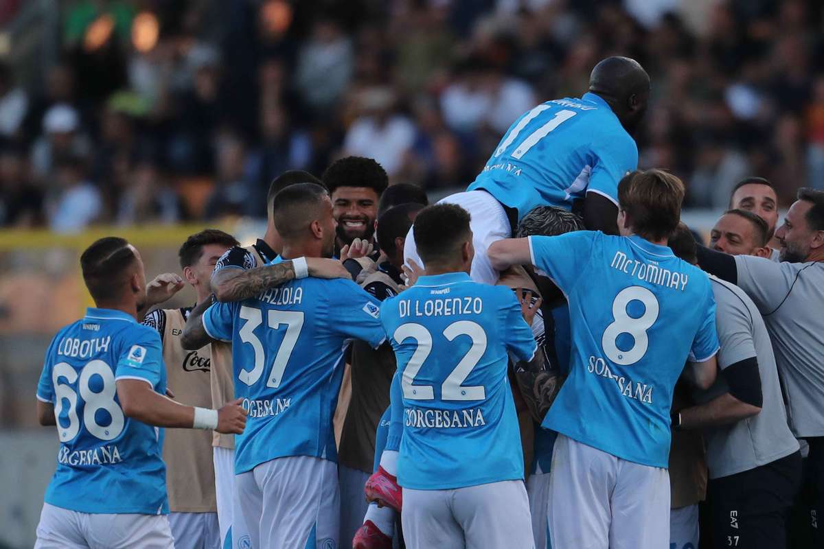 Napoli a invins Lecce si are avans de 6 puncte
