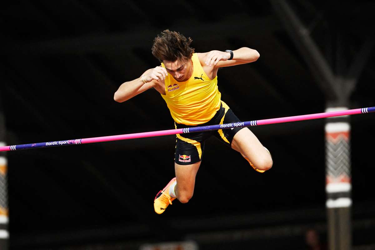 Armand Duplantis stabileste un nou record mondial la saritura cu prajina