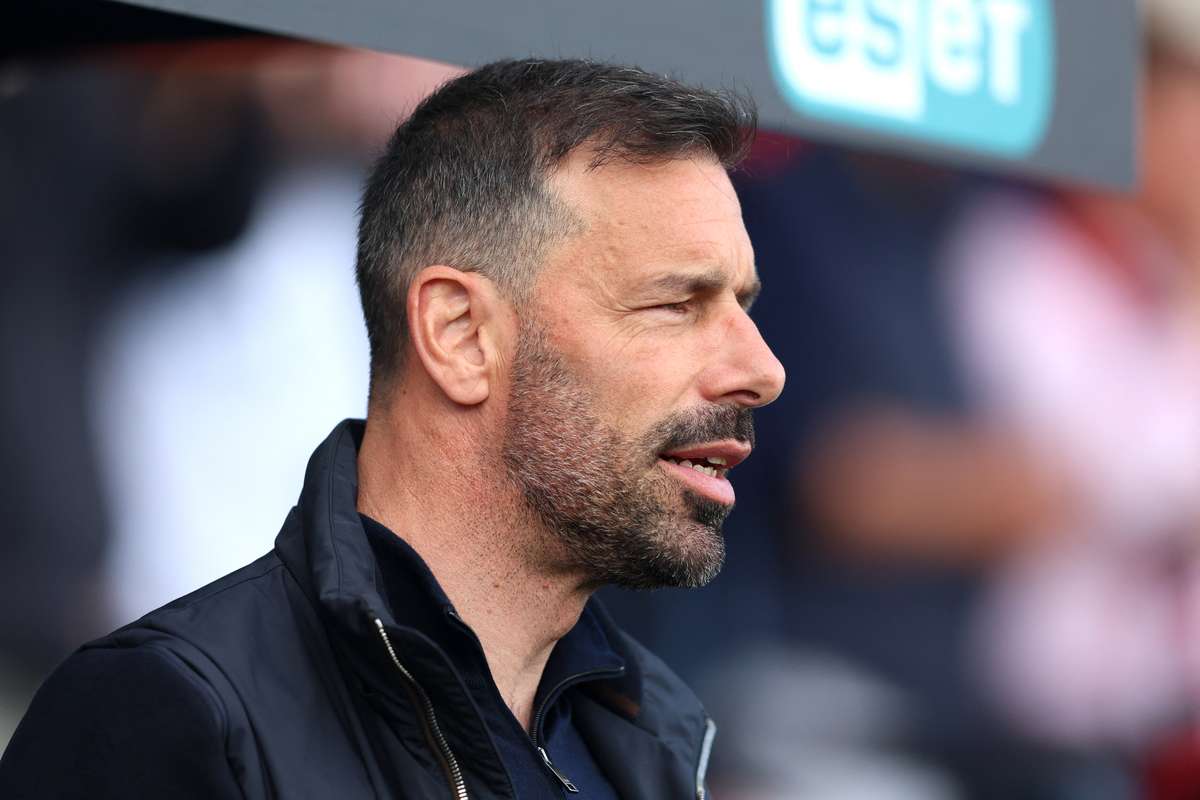 Capat de drum Van Nistelrooy paraseste Leicester