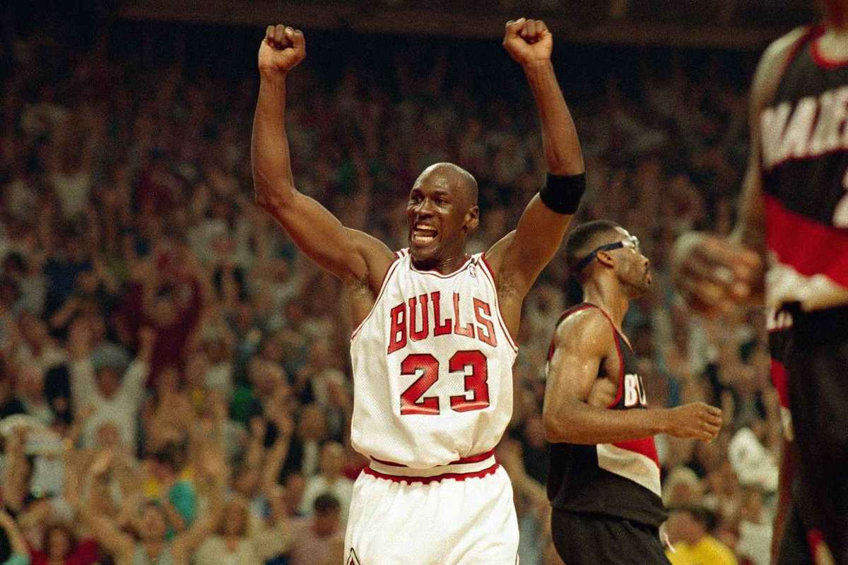 Cartonas semnat de Michael Jordan vandut la licitatie