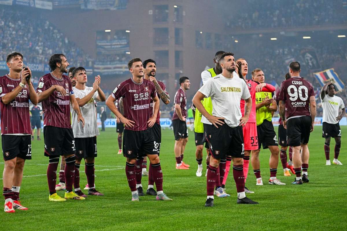 Opt jucatori de la Salernitana spitalizati dupa intoxicatie alimentara