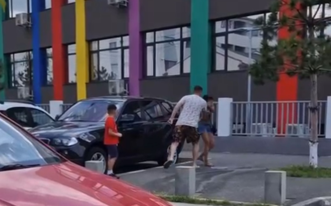 Violen public femeie atacata in faa copilului