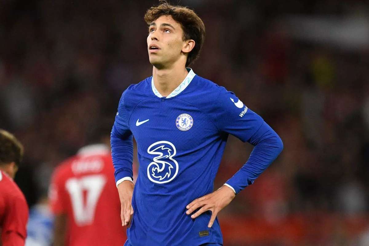 Benfica sunt competitie de la alte patru cluburi pentru Joao