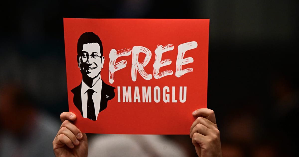 Curtea turca condamna rivalul lui Erdogan la aproape 2 ani