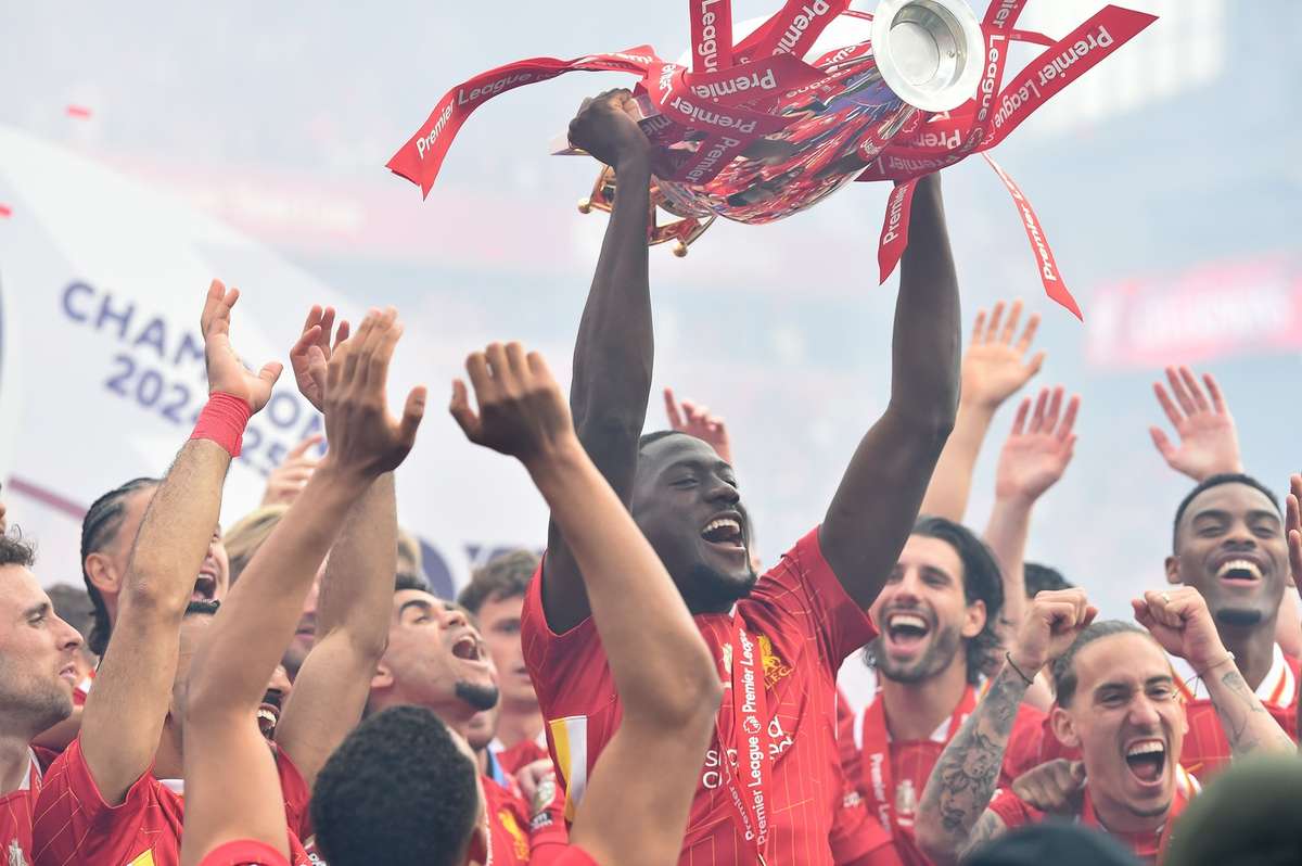 Real Madrid si Liverpool ar putea schimba un fundas si un atacant