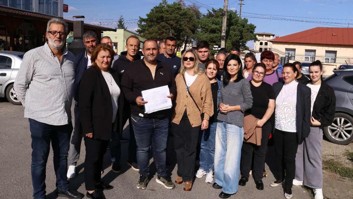Locuitorii colecteaza semnaturi pentru demiterea primarului