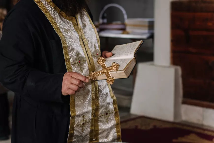 Preot si profesor de religie investigat pentru coruptie