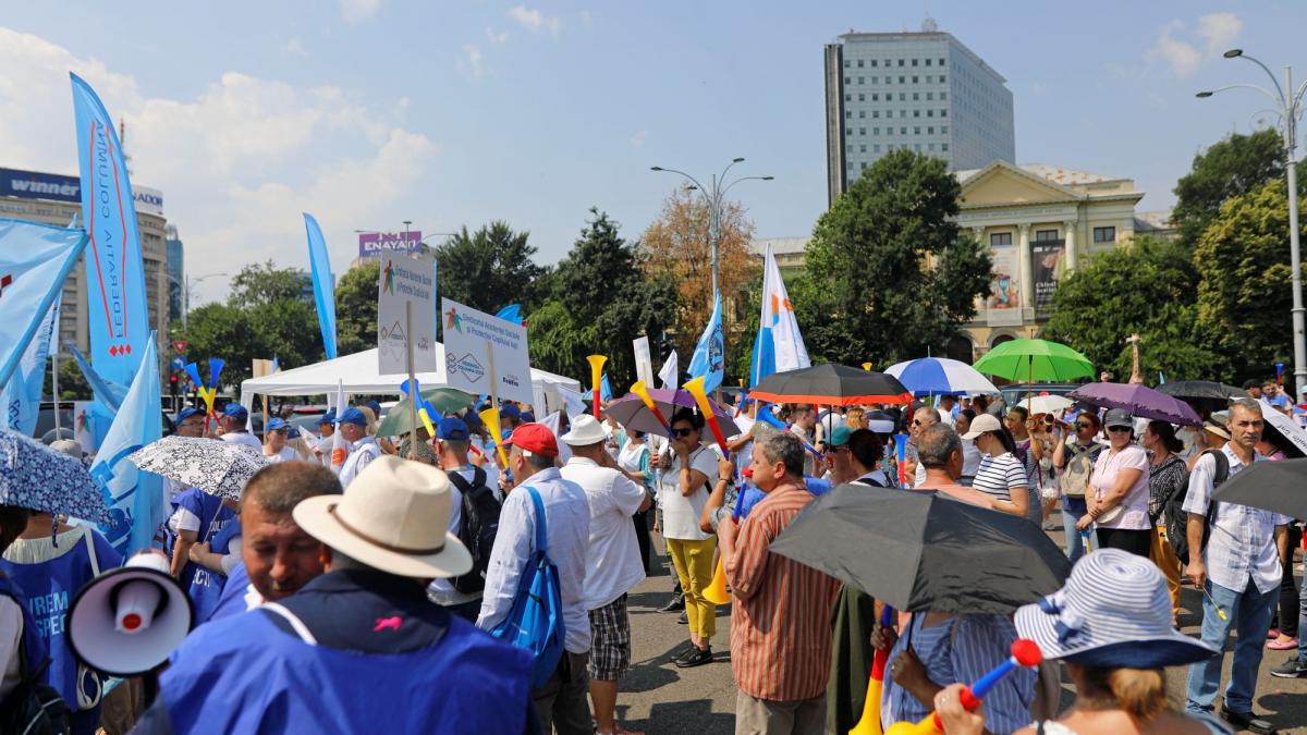 Sindicalistii din administratia publica protesteaza luni