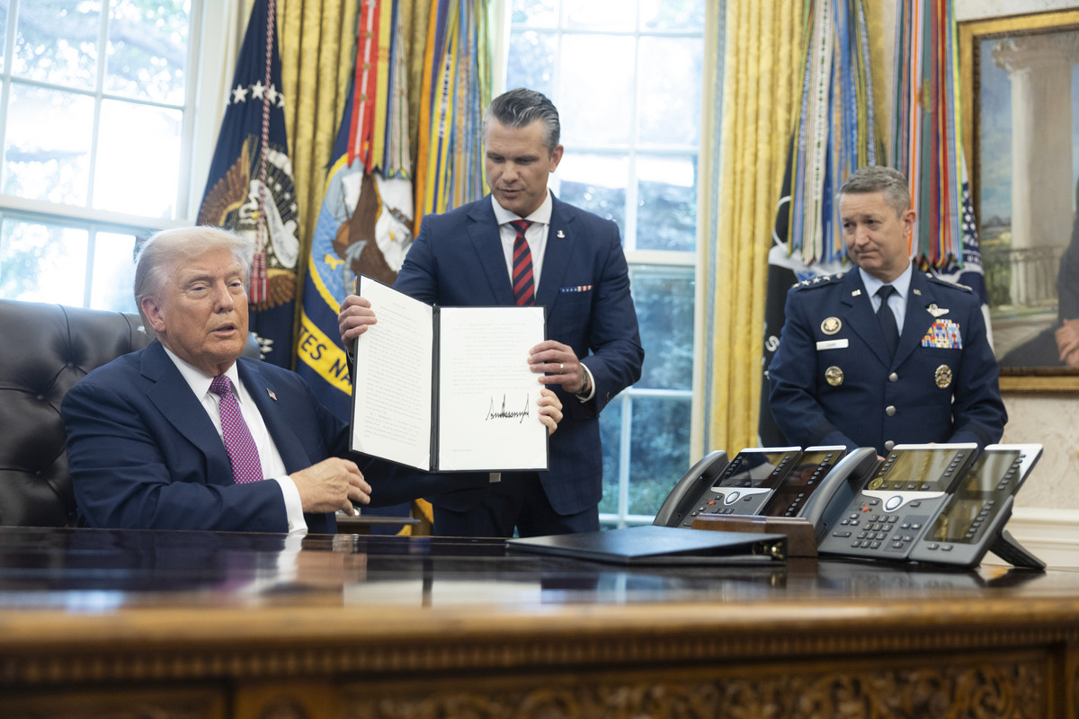 Un milion de dureri de cap mici oficialii Pentagonului se plang de rebrandingul Departamentului de Razboi al lui Trump