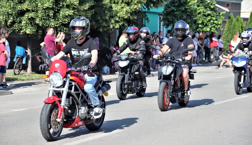Motociclistrii primesc avantaje locuri si benzi dedicate