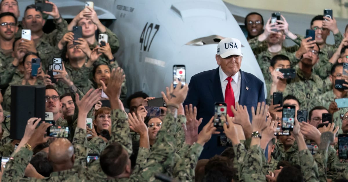 Trump sustine mitinguri pe portavion legand comertul de militari
