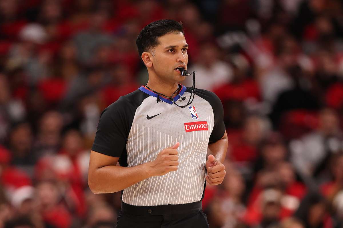 Arbitrii NBA vor purta casti in meciuri din sambata