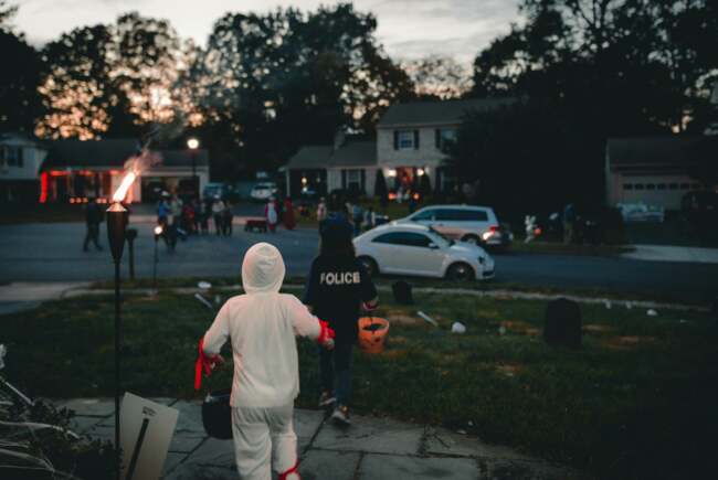 Atac de Halloween Un baiat injunghie un barbat