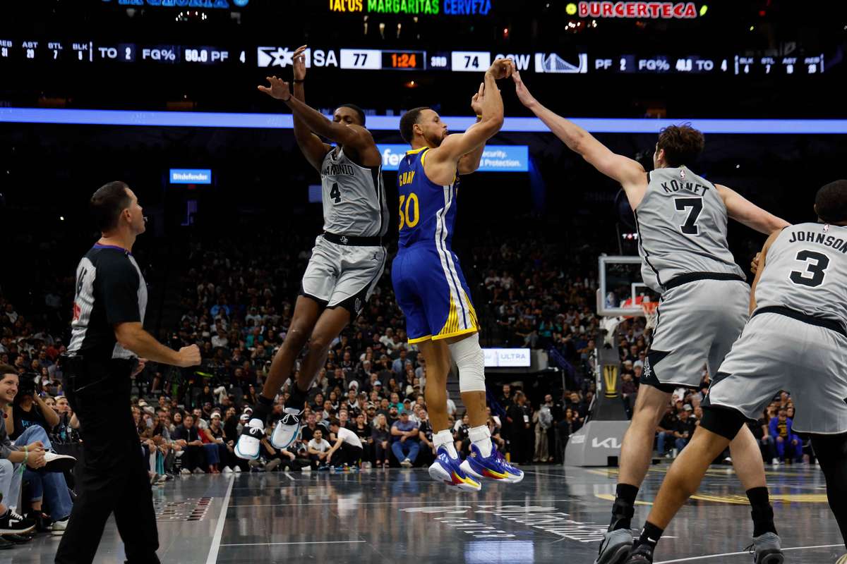 Stephen Curry isi egaleaza recordul lui Michael Jordan