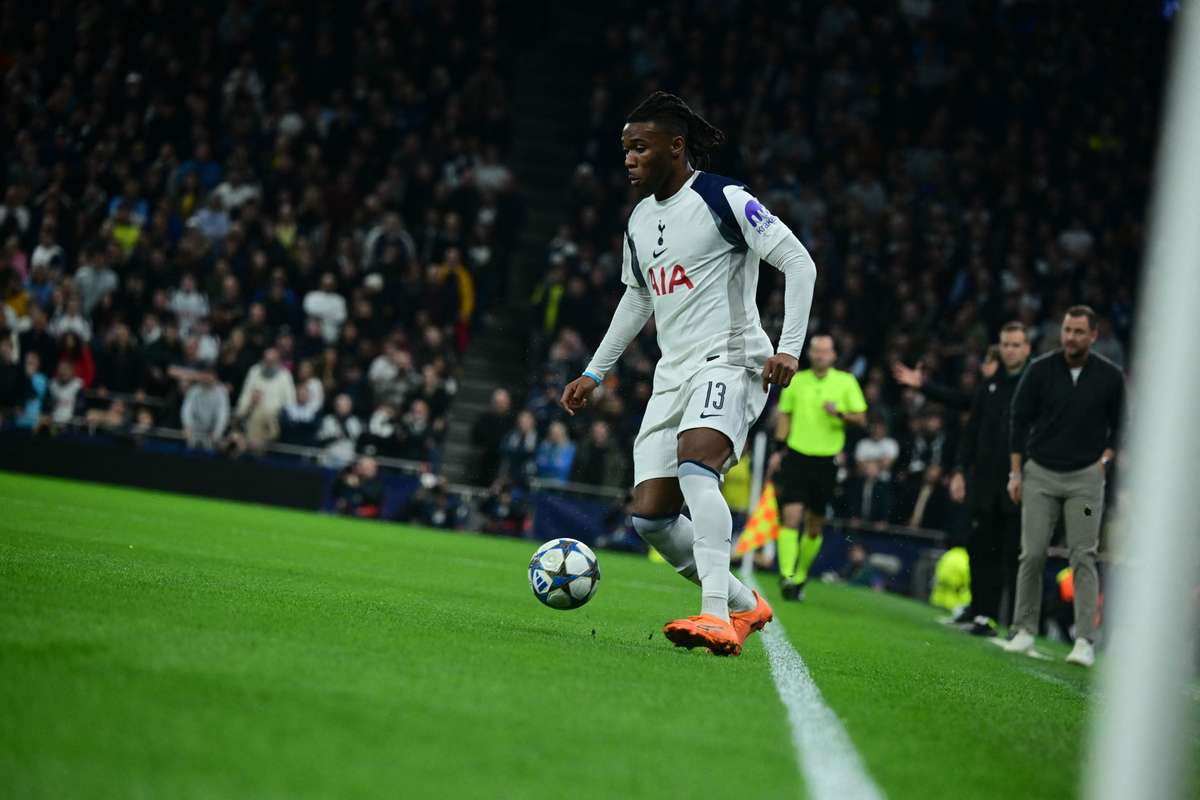 Tottenham sprijina pe Destiny Udogie dupa amenintari cu arama de foc
