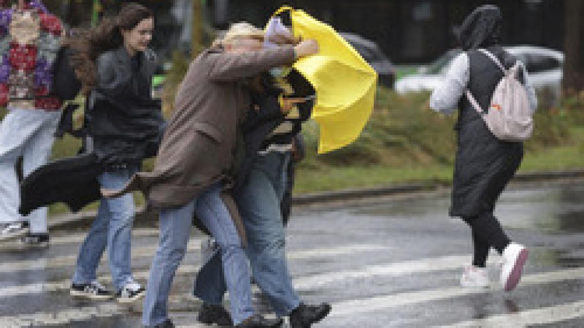 Avertizare ANM Cod galben pentru vant ploi si viscol La munte rafaele vor depasi 100 kmh