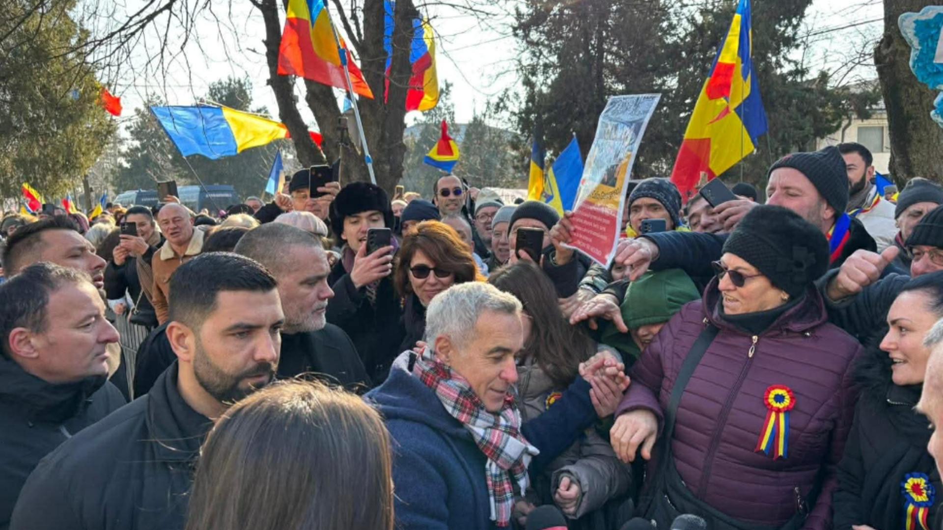 Calin Georgescu se prezinta din nou la politia din Buftea pentru a respecta masurile de control judiciar Multi romani il sustin pe liderul suveranist