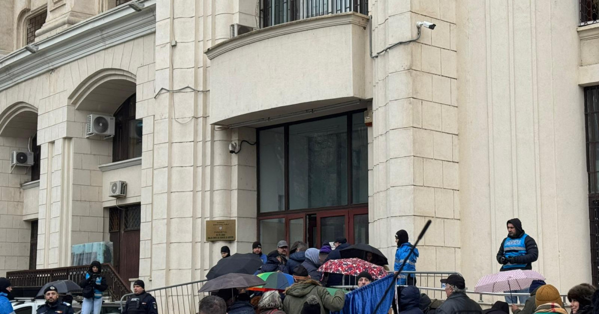 Cine se afla in spatele miscarii Valul Democraiei care a incercat sa inunde Parchetul General cu plangeri penale pentru anularea alegerilor