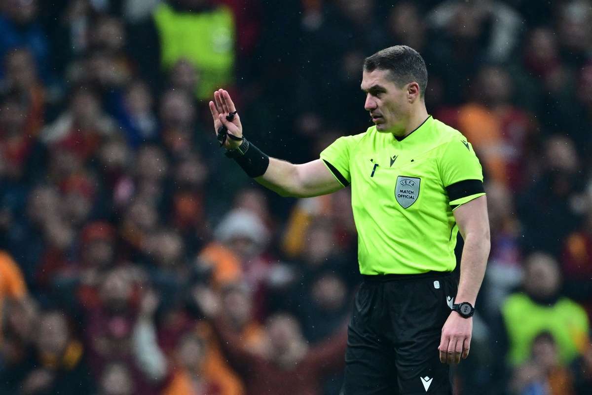 Istvan Kovacs oficiaza meciul echipei lui Cristian Chivu din Liga Campionilor