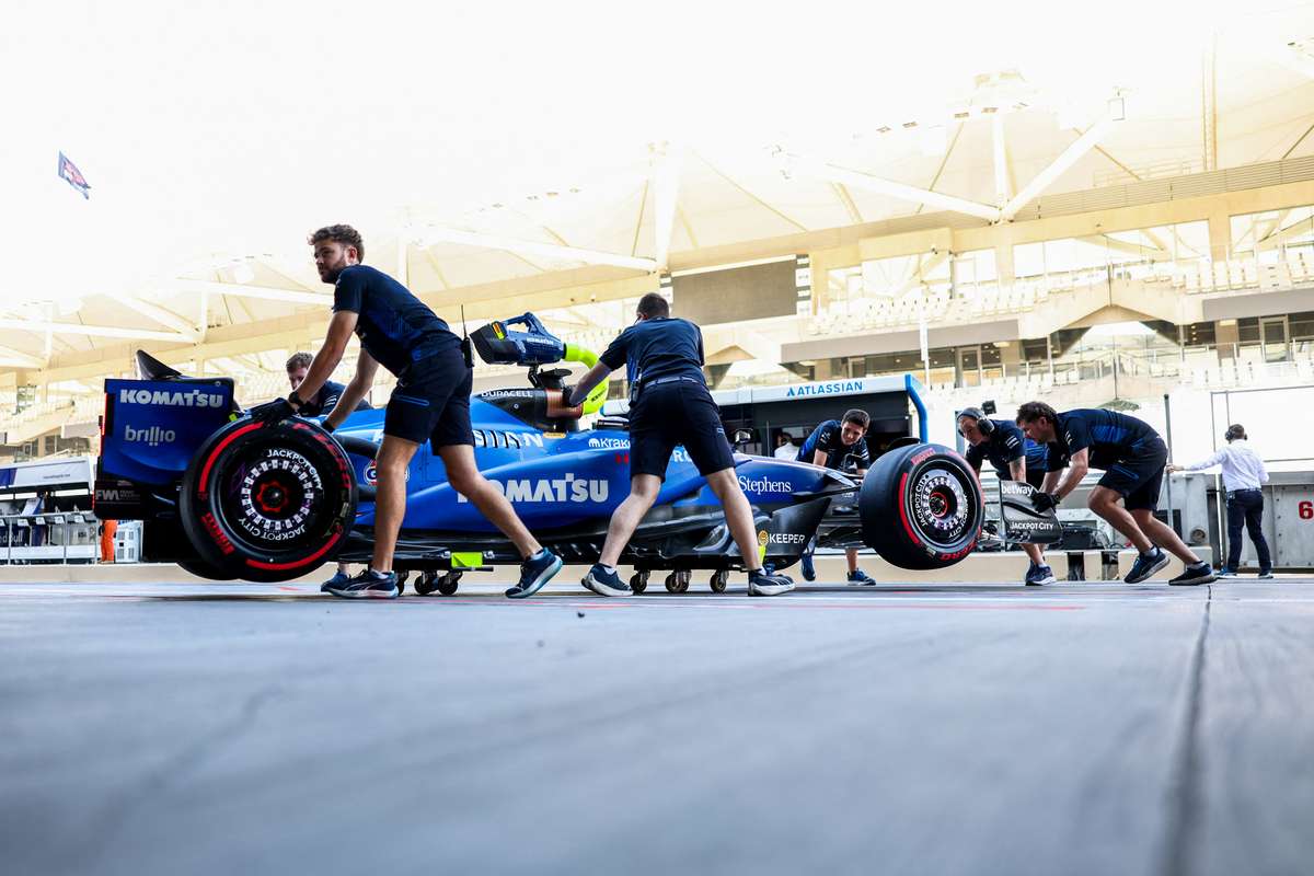 Lovitura pentru Carlos Sainz Williams se retrage din testele de F1 de la Barcelona