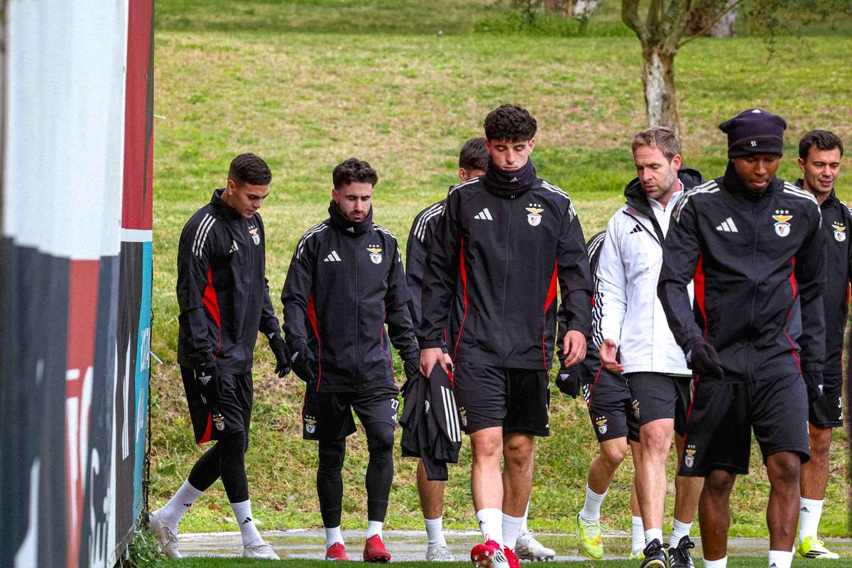 Mourinho intr o situatie dificila Zeci de fani au blocat intrarea in centrul de pregatire al Benficai
