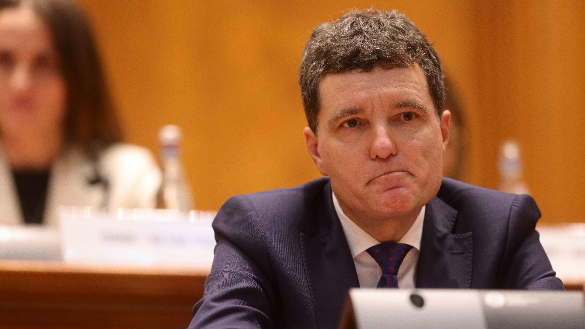 Nicusar Dan starneste din nou controverse in randul romanilor Oana Toiu de la Rezist va reprezenta Romania la Davos in locul presedintelui in ciuda esecului privind Visa Waiver