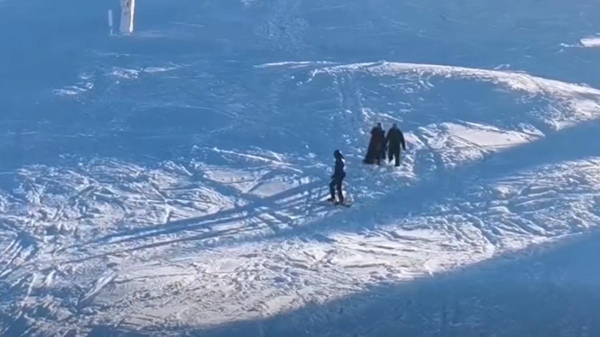 video o femeie imbracata in fusta a fost escortata de jandarmi de pe partia de schi postavaru