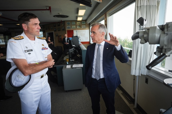 Comandantul marinei canadiene intentioneaza sa distruga mai multe obiecte