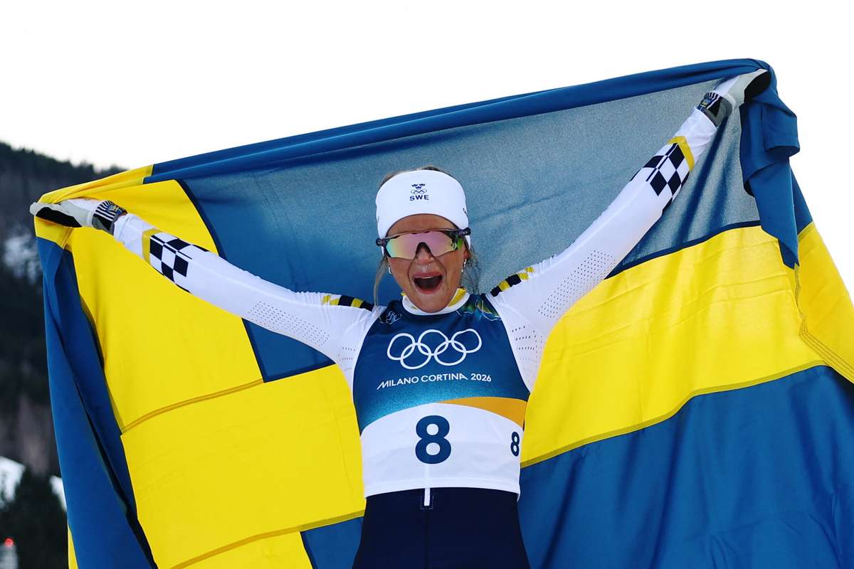 Frida Karlsson din Suedia castiga medalia de aur olimpica la skiathlon feminin