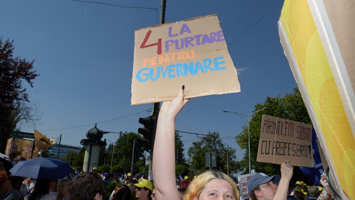 Profesorii si studentii protesteaza impotriva masurilor de austeritate impuse de Guvernul Bolojan