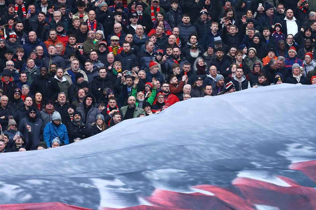 Un sustinator al echipei Manchester United a promis ca se va tunde dupa ce echipa sa va castiga cinci meciuri la rand