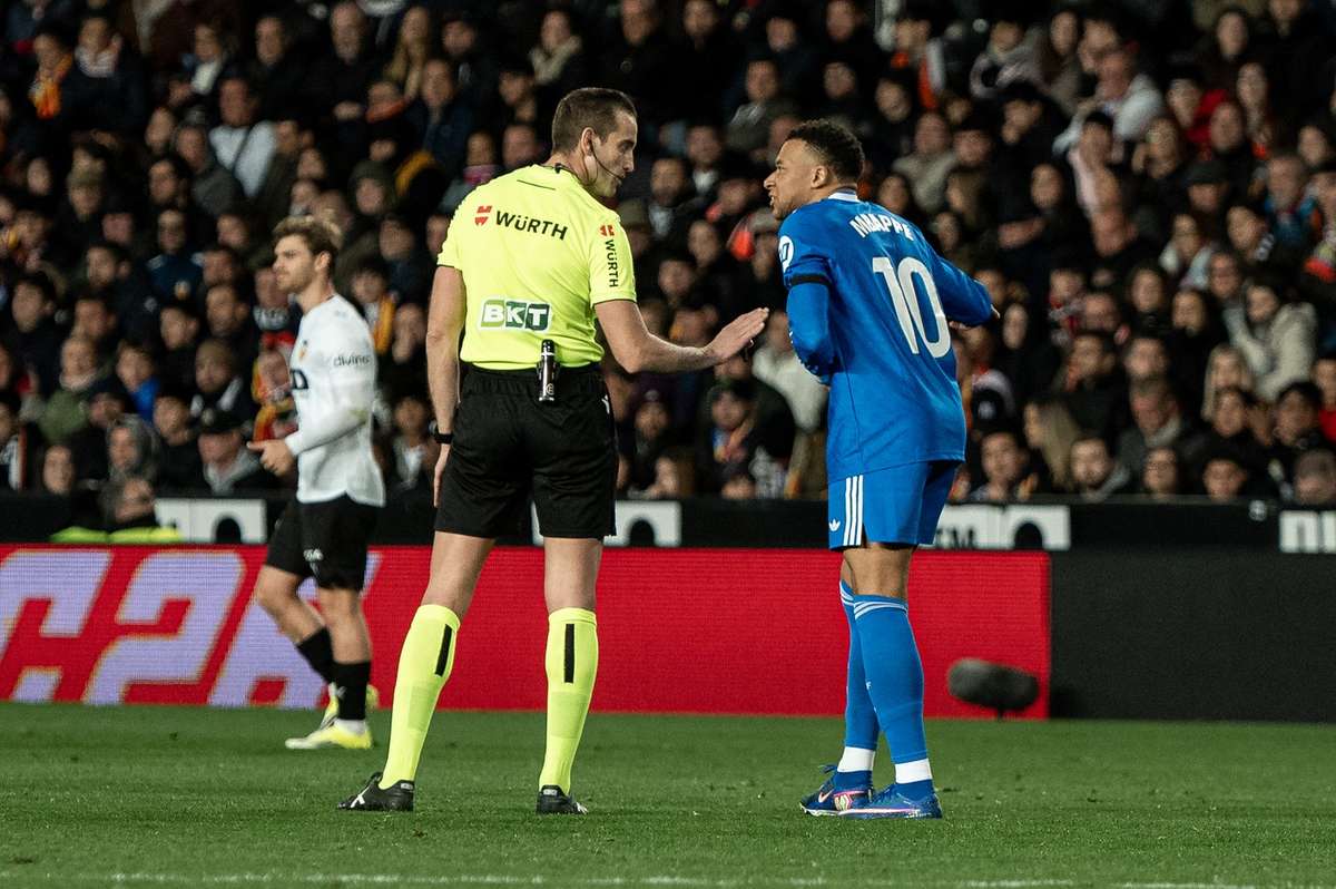 video kylian mbappe in disputa cu arbitrii mari clowni
