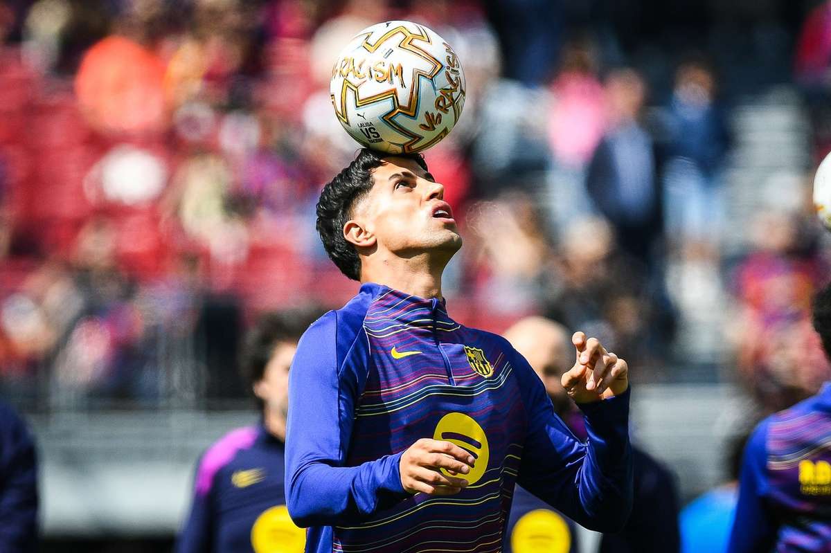 Barcelona a hotarat Joao Cancelo va fi transferat definitiv
